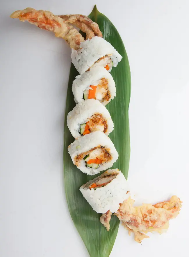 Spider Roll is a popular sushi that consist fried soft shell crab tempura